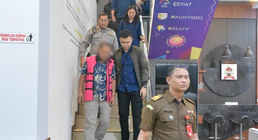 Kejari Tanjung Perak Menetapkan Tersangka dan Menahan Dirut PT Wahyu Tirta Manik