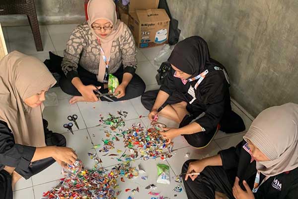 Tim 7 gelombang 2 Pengabdian Masyarakat UMM menunjukkan proses pembuatan Ecobrick. (ist) - Menarik! Sampah Jadi Kursi Ecobrick Hasil Sulapan Mahasiswa