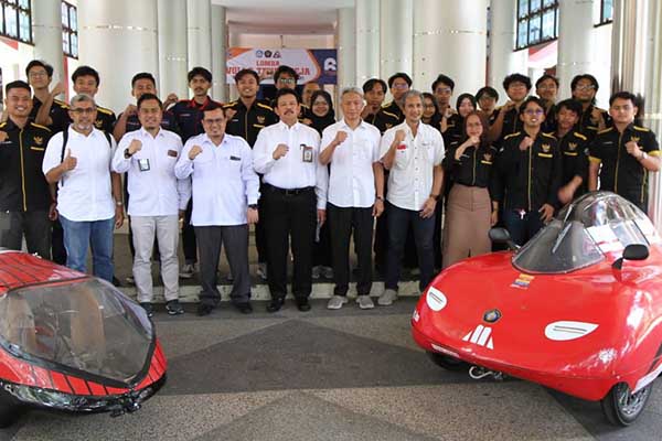 Tim dari Universitas Brawijaya yang akan mengikuti Kontes Mobil Hemat Energi 2024 bersama Pimpinan UB. (ist) - Tim Apatte62 Brawijaya 'Siap Tempur' di Ajang Kontes Mobil Hemat Energi 2024