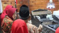 ZIARAH: Tri Rismaharini ziarah ke Makam Ronggolawe - Risma Ziarah ke Makam Ronggolawe dan Makam Sunan Bonang