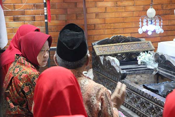 ZIARAH: Tri Rismaharini ziarah ke Makam Ronggolawe - Risma Ziarah ke Makam Ronggolawe dan Makam Sunan Bonang