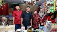 Risma Borong Dagangan Perajin Tikar di Jombang dan Pulangkan dengan Taksi Online