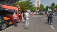 Uji Emisi Kendaraan yang melintas di sepanjang Jalan PK Bangsa depan TMP Kota Kediri, pada Kamis (26/9/2024). (Seru.co.id/adv/mam) - Dishub Kota Kediri Uji Emisi Gas Kendaraan Gratis untuk Jaga Langit Tetap Biru Bersama Auto 2000