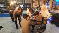HUT Lalu Lintas ke-69,  Ditlantas Polda Jawa Timur Berikan Bantuan Kursi Roda dan Kaki Palsu kepada Korban Kecelakaan