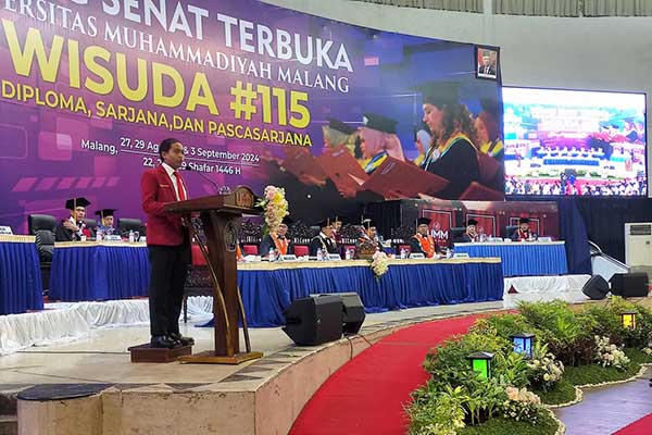 Wamen ATR RI, Raja Juli Antoni PhD memberikan, petuah kepada para wisudawan-wisudawati UMM. (rhd) - Berikan Petuah di Wisuda UMM, Raja Juli: Etos Kerja dan Belajar itu Kunci Sukses