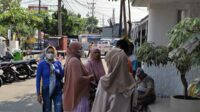 Warga yang kecewa karena tidak dapat kupon untuk kacamata gratis dari KAI. (Seru.co.id/amb) - Warga dan Petugas KAI Terjadi Miss Komunikasi Terkait Rail Clinic KAI, Humas PT KAI Daop 9 Jember Minta Maaf