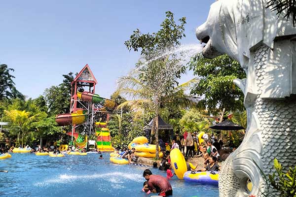 Wisata ini memiliki berbagai macam wahana yang menjadi daya tarik tersendiri bagi para pengunjung. (Seru.co.id/bro) - Navara Waterpark Bondowoso, Wisata Kolam Renang Unik Ala Singapore Jadi Tujuan Wisata Hari Libur