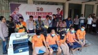 5 tersangka pemalsuan dokumen negara saat sesi press conference di Polres Jember. (Seru.co.id/amb) - Palsukan 120 Dokumen Negara, Guru Honorer dan Komplotannya di Jember Ditangkap