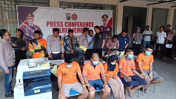 5 tersangka pemalsuan dokumen negara saat sesi press conference di Polres Jember. (Seru.co.id/amb) - Palsukan 120 Dokumen Negara, Guru Honorer dan Komplotannya di Jember Ditangkap