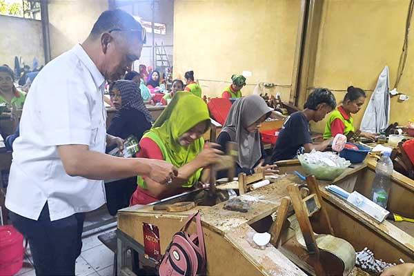 Abah Anton bertemu ratusan karyawan pabrik rokok SKT. (ist) - Obati Rasa Rindu, Abah Anton Temui Ratusan Karyawan Pabrik Rokok SKT