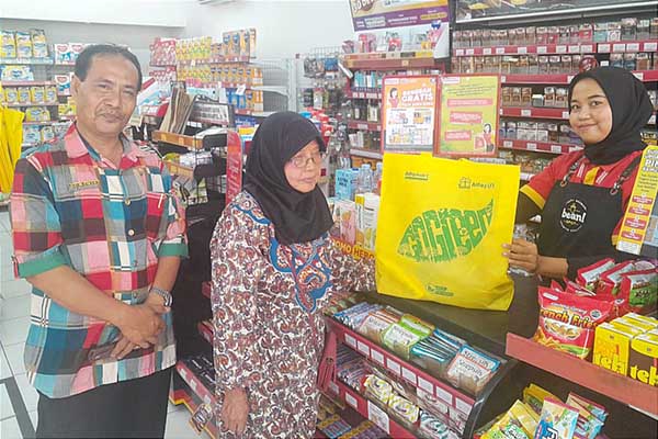 Alfamart bagikan tas go green gratis. (ist) - Alfamart Bagikan Tas Go Green Gratis, Dukung Larangan Kantong Plastik