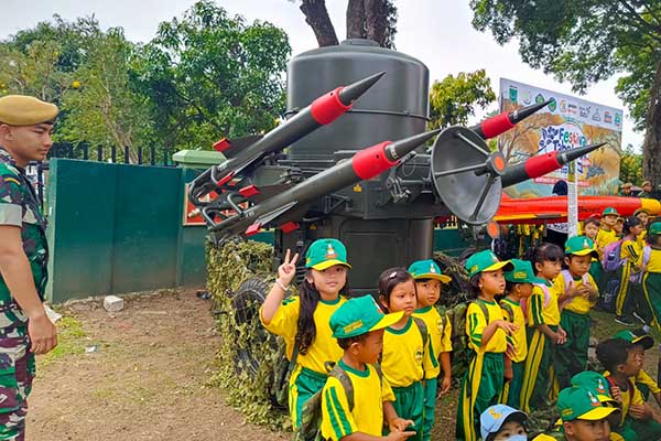Antusias pelajar sekolah se-Kota Batu yang ingin melihat dari dekat Pameran Alutsista milik Pusdik Arhanud. (Seru.co.id/dik) - Festival Tabebuya di Pusdik Arhanud Bisa Jadi Destinasi Wisata Khusus