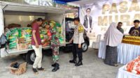 Babinsa Arjowinangun monitoring pasar murah. (ist) - Babinsa Arjowinangun Monitoring Pasar Murah
