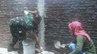 Babinsa Blimbing Bersama Warga Bangun Tembok Penahan Sungai Karya Timur