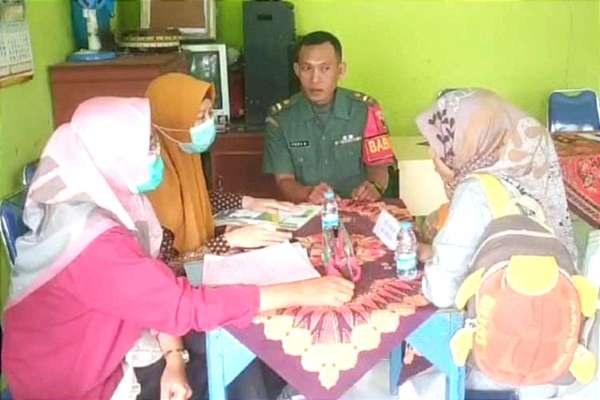 Babinsa Dinoyo dampingi posyandu dukung program balita sehat - Babinsa Dinoyo Dampingi Posyandu Dukung Program Balita Sehat
