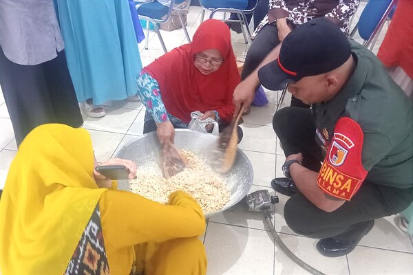 Babinsa Kedungkandang Dampingi Pelatihan Pembuatan Manisan Kencur