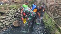 Babinsa Klojen ajak warga Gadingkasri ciptakan lingkungan bersih dan nyaman. (ist) - Babinsa Klojen Ajak Warga Gadingkasri Ciptakan Lingkungan Bersih dan Nyaman