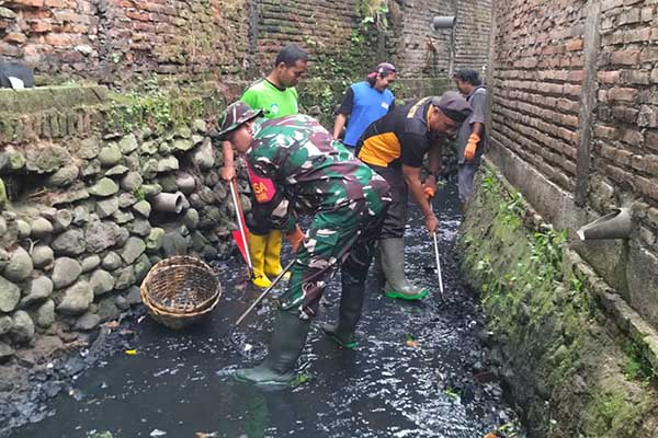 Babinsa Klojen ajak warga Gadingkasri ciptakan lingkungan bersih dan nyaman. (ist) - Babinsa Klojen Ajak Warga Gadingkasri Ciptakan Lingkungan Bersih dan Nyaman
