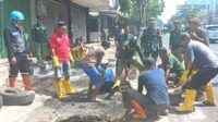 Babinsa Klojen bersama masyarakat Sukoharjo turut gerakan angkat sampah dan sedimen. (ist) - Babinsa Klojen Bersama Masyarakat Sukoharjo Turut Gerakan Angkat Sampah dan Sedimen