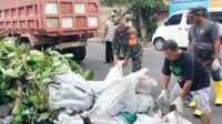 Babinsa Klojen Bersama Warga Bareng Kerja Bakti Bersihkan Lingkungan