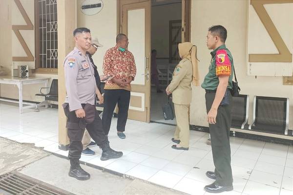 Babinsa Klojen Dampingi Penjemputan Pasien ODGJ Berkumpul Keluarga
