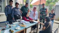 Babinsa Klojen dampingi penyaluran bantuan pangan KPM Oro-oro Dowo. (ist) - Babinsa Klojen Dampingi Penyaluran Bantuan Pangan KPM Oro-oro Dowo