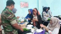 Babinsa Klojen dampingi warga kelola sampah. (ist) - Babinsa Klojen Dampingi Warga Kelola Sampah
