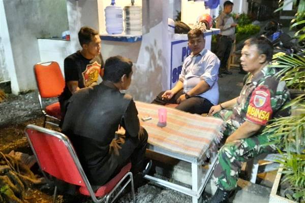 Babinsa Koramil Blimbing Komsos Patroli Malam Bersama Linmas