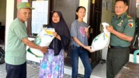 Babinsa Koramil Kedungkandang dampingi penyaluran bantuan pangan warga Cemorokandang. (ist) - Babinsa Koramil Kedungkandang Dampingi Penyaluran Bantuan Pangan Warga Cemorokandang
