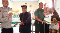 Babinsa Koramil Klojen dampingi penyaluran bantuan beras di Kelurahan Samaan. (ist) - Babinsa Koramil Klojen Dampingi Penyaluran Bantuan Beras di Kelurahan Samaan