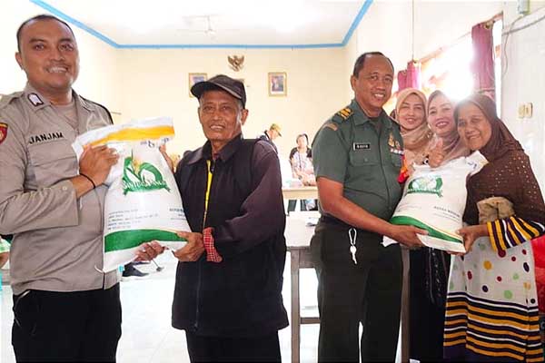 Babinsa Koramil Klojen dampingi penyaluran bantuan beras di Kelurahan Samaan. (ist) - Babinsa Koramil Klojen Dampingi Penyaluran Bantuan Beras di Kelurahan Samaan