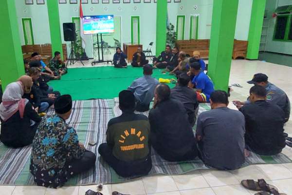 Babinsa Koramil Lowokwaru berikan pembinaan Linmas Tunggulwulung. (ist) - Babinsa Koramil Lowokwaru Berikan Pembinaan Linmas Tunggulwulung