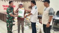 Babinsa Lowokwaru bantu distribusi bantuan pangan warga binaan Tasikmadu. (ist) - Babinsa Lowokwaru Bantu Distribusi Bantuan Pangan Warga Binaan Tasikmadu