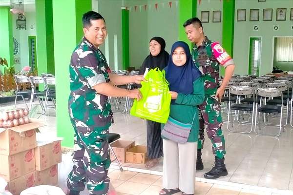 Babinsa Lowokwaru Dampingi Penyaluran Bantuan Pangan Stunting di Tunggulwulung