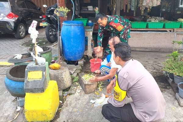Babinsa Lowokwaru Komsos dengan Peternak Ayam Kampung Tunggulwulung