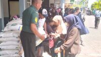 Babinsa Pandanwangi dampingi penyaluran bantuan pangan beras. (ist) - Babinsa Pandanwangi Dampingi Penyaluran Bantuan Pangan Beras