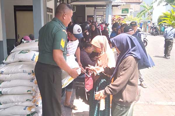 Babinsa Pandanwangi dampingi penyaluran bantuan pangan beras. (ist) - Babinsa Pandanwangi Dampingi Penyaluran Bantuan Pangan Beras