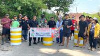Babinsa Sukun ajak warga Karangbesuki gotong royong jaga kebersihan lingkungan. (ist) - Babinsa Sukun Ajak Warga Karangbesuki Gotong Royong Jaga Kebersihan Lingkungan