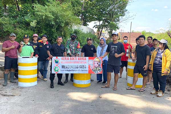 Babinsa Sukun ajak warga Karangbesuki gotong royong jaga kebersihan lingkungan. (ist) - Babinsa Sukun Ajak Warga Karangbesuki Gotong Royong Jaga Kebersihan Lingkungan
