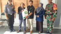 Babinsa Sukun Dampingi Penyaluran Bantuan Pangan Warga Karangbesuki