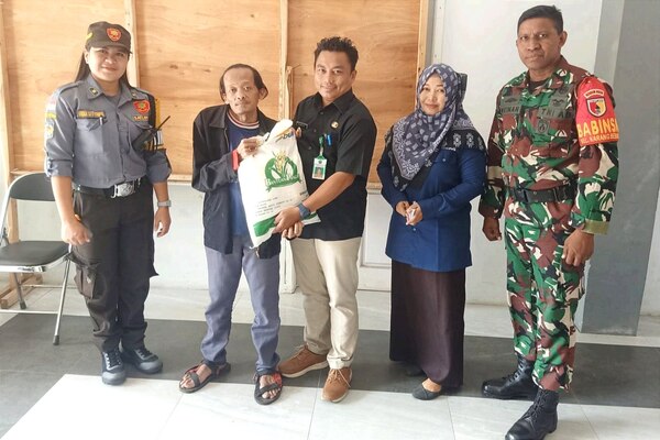 Babinsa Sukun Dampingi Penyaluran Bantuan Pangan Warga Karangbesuki
