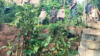 Babinsa Sukun monitoring lokasi tanah longsor di Gadang XIX. (ist) - Babinsa Sukun Monitoring Lokasi Tanah Longsor di Gadang XIX
