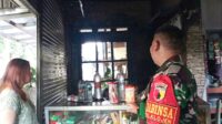 Babinsa dan Babinkamtibmas Klojen Bantu Padamkan Kebakaran