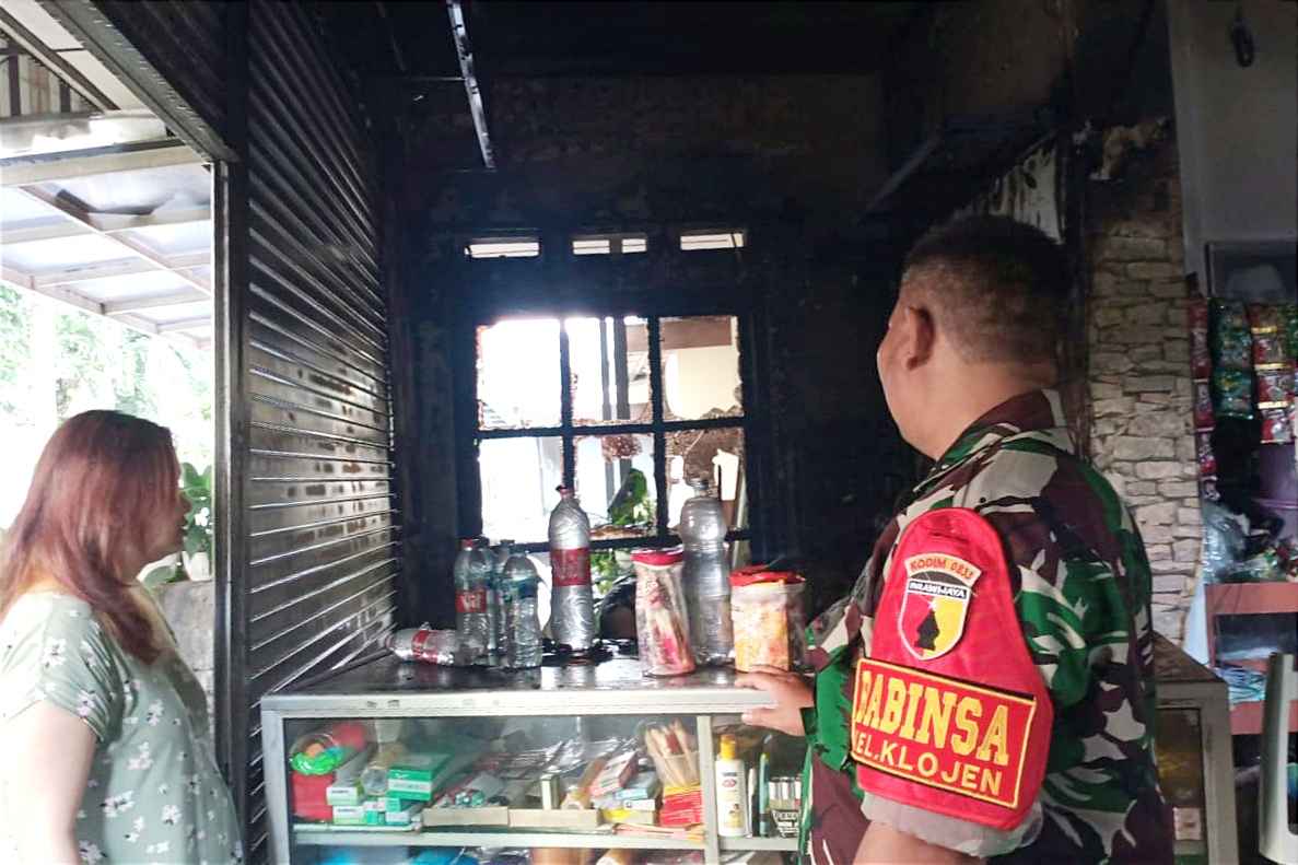 Babinsa dan Babinkamtibmas Klojen Bantu Padamkan Kebakaran