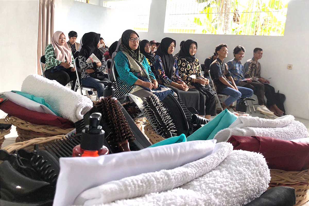 Beberapa peralatan yang didapat oleh peserta dalam pelatihan tersebut. (wul) - Disnaker Kabupaten Malang Beri Pelatihan Kecantikan Rambut dan Barbershop II, Manfaatkan DBHCHT