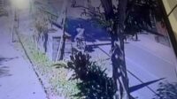 CCTV yang menunjukkan pelaku menembak pasangan suami istri saat berpapasan di depan Kelurahan Temas. (ist) - Warga Batu Nyaris Tewas Ditembak Orang Tak Dikenal