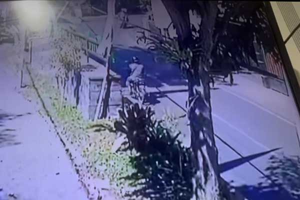 CCTV yang menunjukkan pelaku menembak pasangan suami istri saat berpapasan di depan Kelurahan Temas. (ist) - Warga Batu Nyaris Tewas Ditembak Orang Tak Dikenal