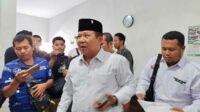 Cabup nomor urut 1, Hendy Siswanto saat datang dan klarifikasi ke Bawaslu Jember. (Seru.co.id/amb) - Dituding Kampanye di Masjid, Cabup Hendy Klarifikasi ke Bawaslu Jember