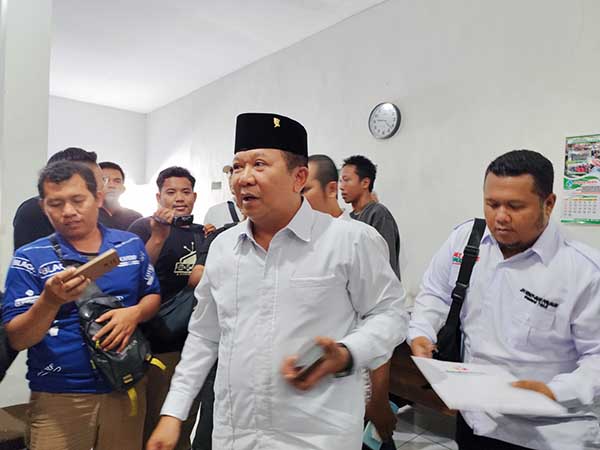 Cabup nomor urut 1, Hendy Siswanto saat datang dan klarifikasi ke Bawaslu Jember. (Seru.co.id/amb) - Dituding Kampanye di Masjid, Cabup Hendy Klarifikasi ke Bawaslu Jember