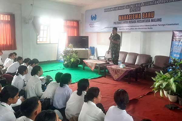 Danramil Lowokwaru sampaikan wawasan kebangsaan pada Maba Poltekes Wira Husada. (ist) - Danramil Lowokwaru Sampaikan Wawasan Kebangsaan pada Maba Poltekes Wira Husada
